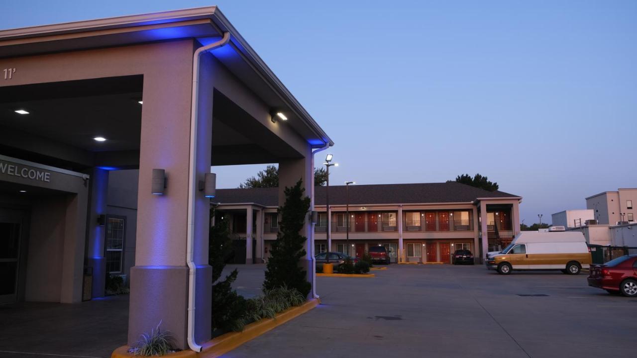 Catoosa Inn & Suites Экстерьер фото