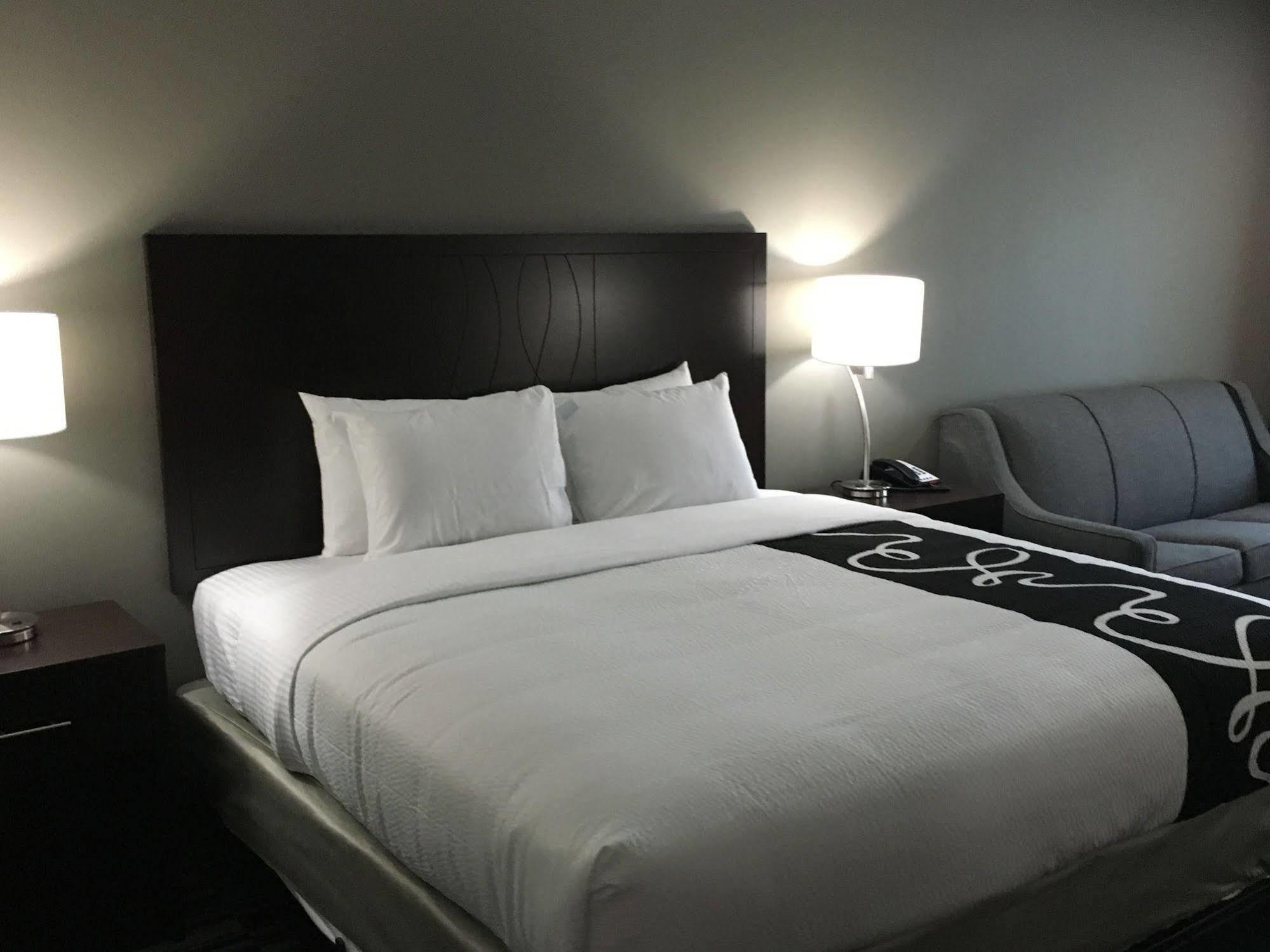 Catoosa Inn & Suites Экстерьер фото