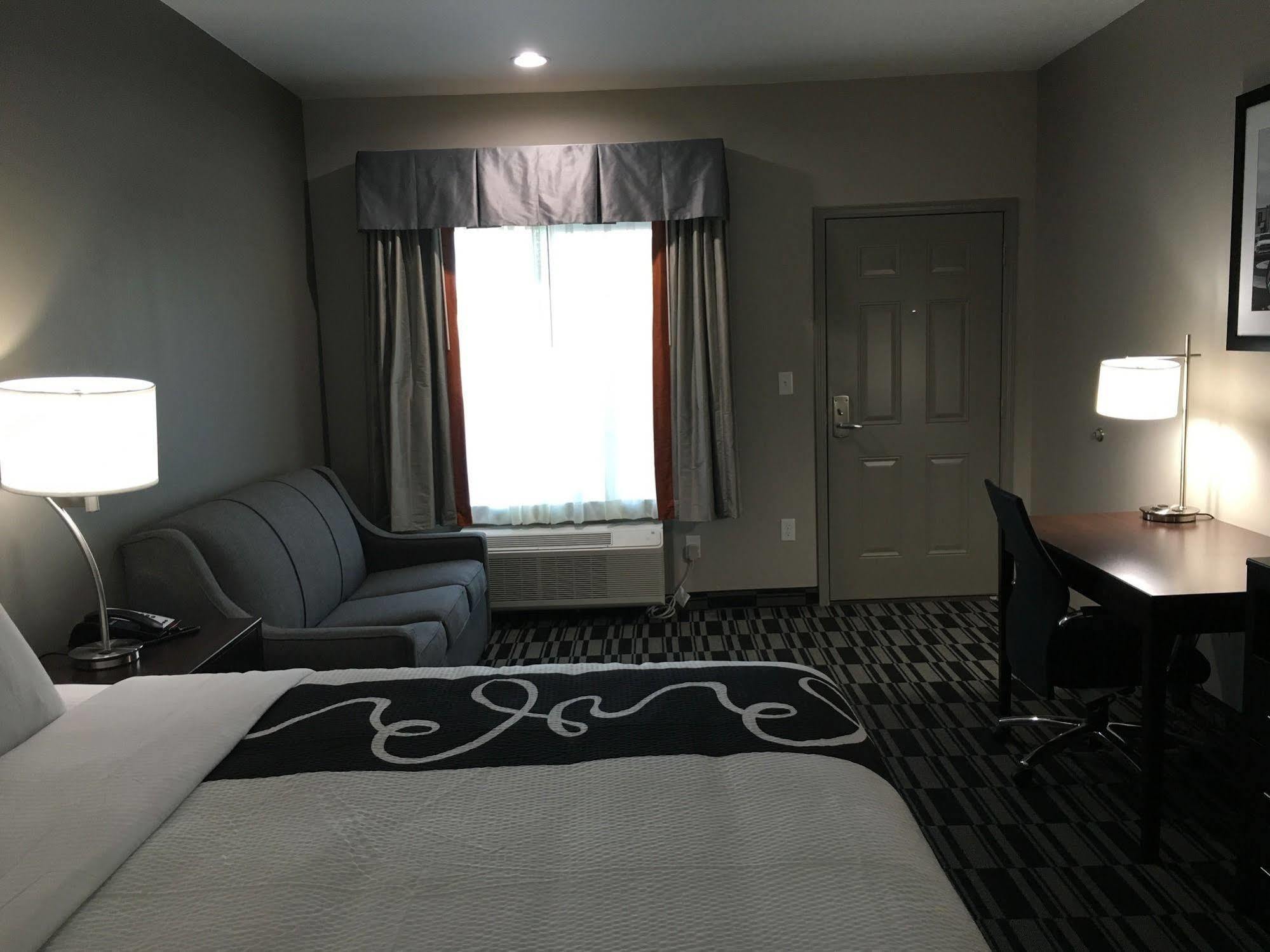 Catoosa Inn & Suites Экстерьер фото