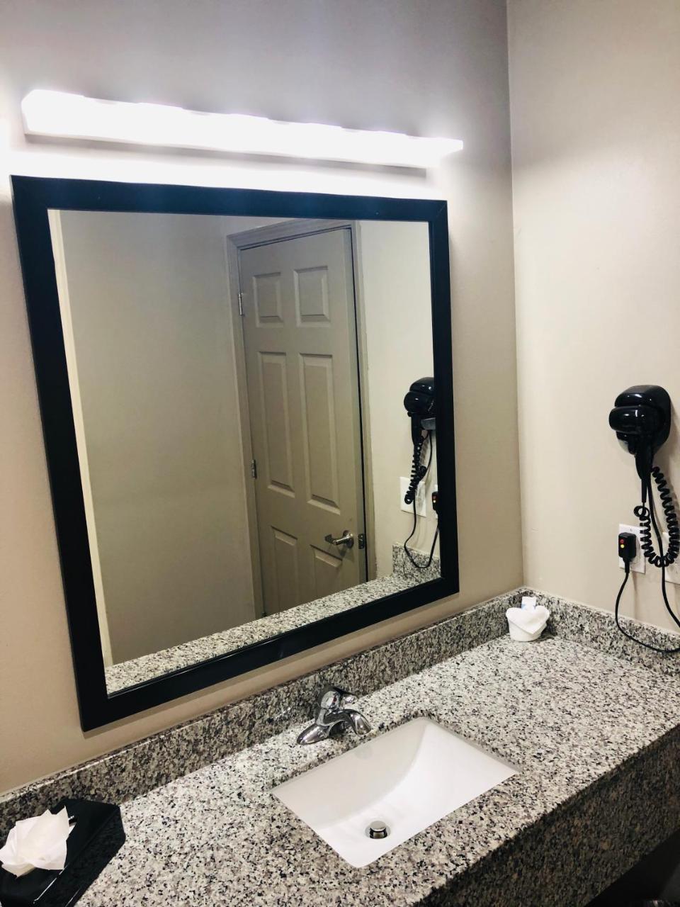 Catoosa Inn & Suites Экстерьер фото
