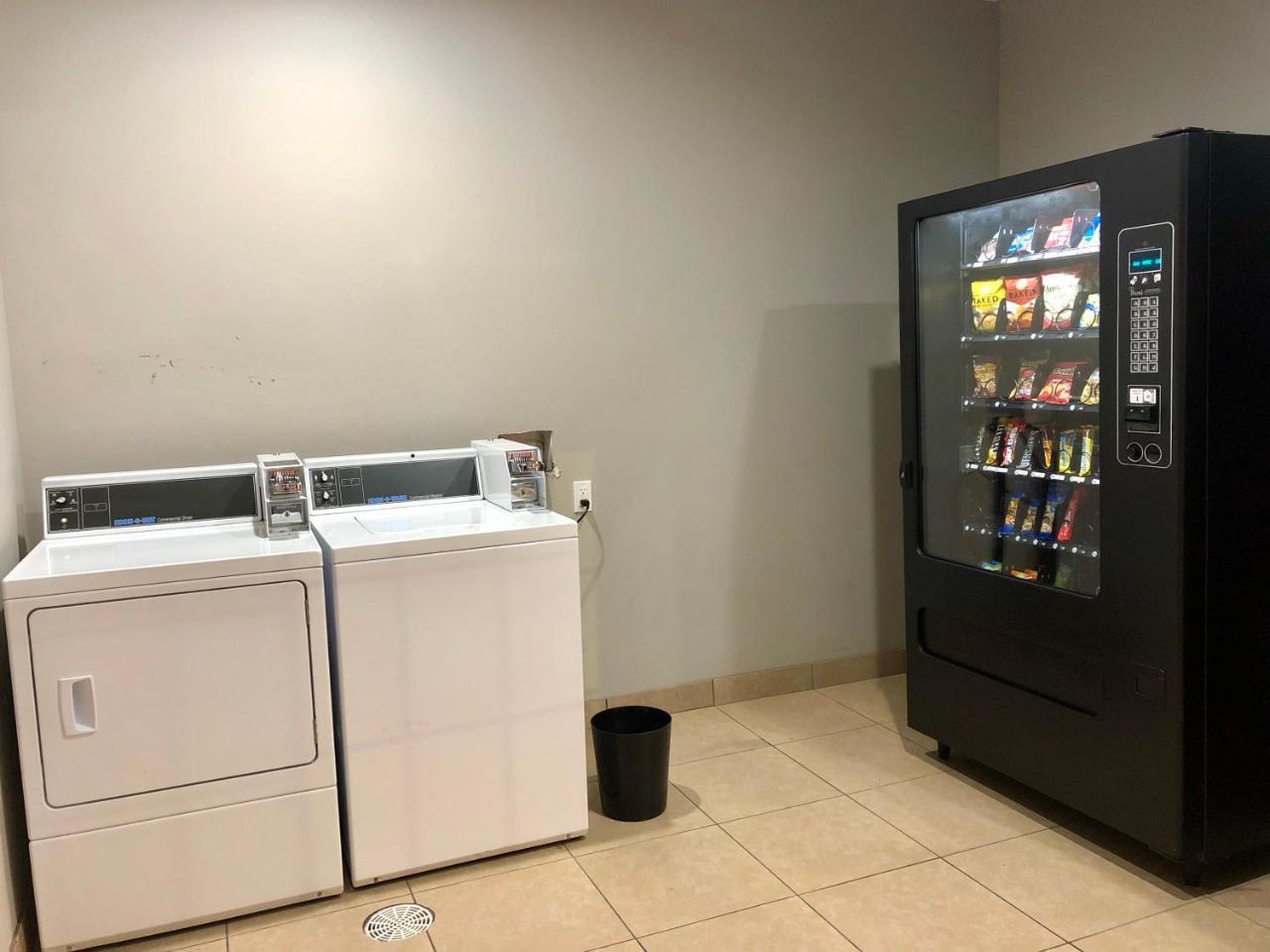 Catoosa Inn & Suites Экстерьер фото
